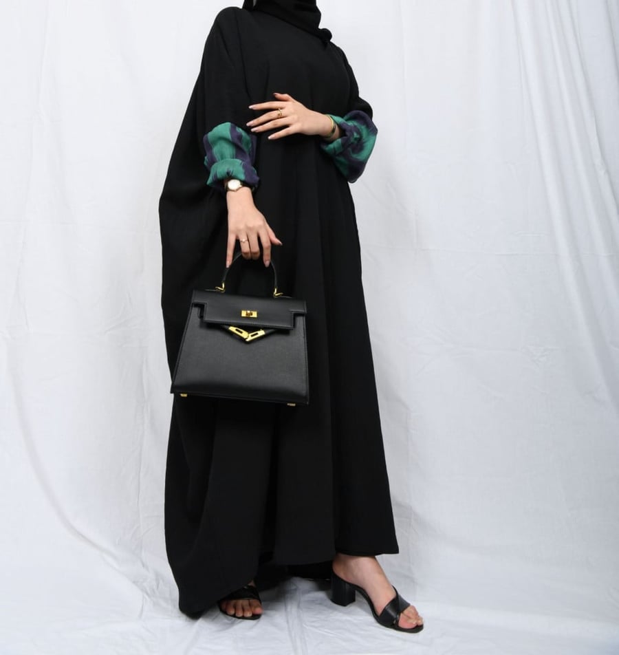 عباية بشت بأكمام ملونة