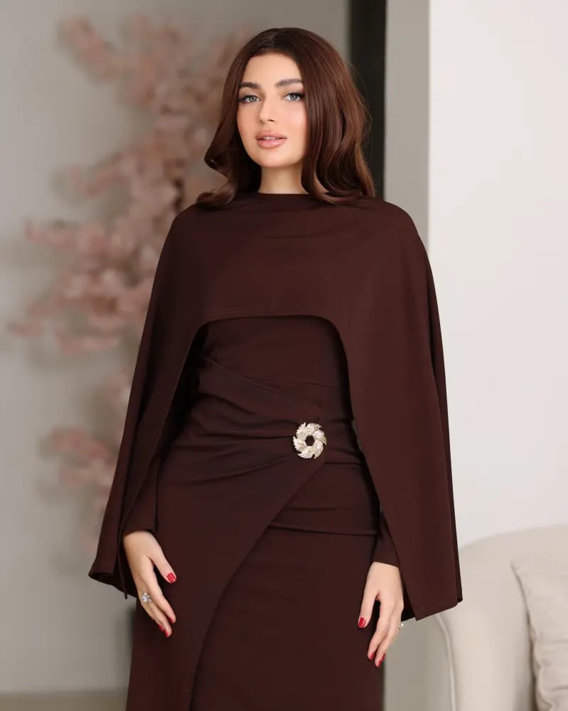 فستان بني كريب بكايب ساتر وأكمام طويلة مزين بإكسسوار | SEASON