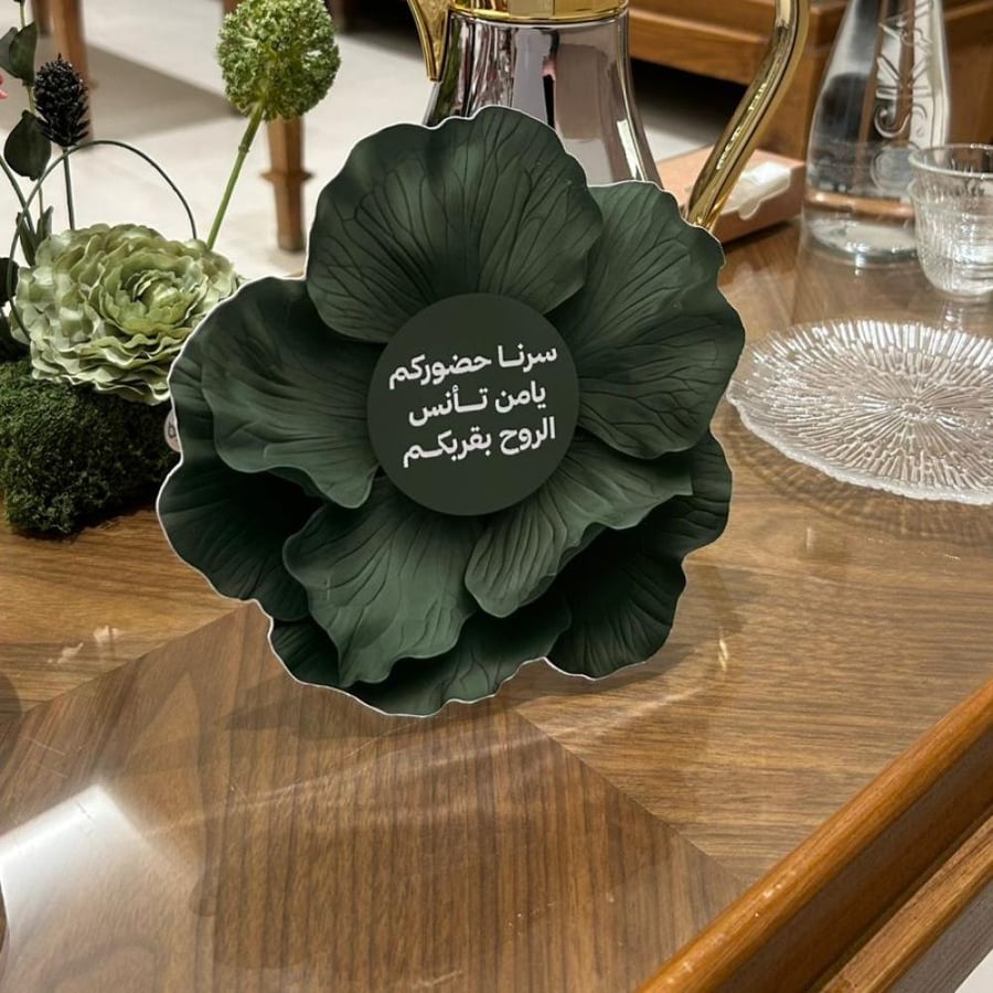 كرت طاولة وردة ثري دي أخضر