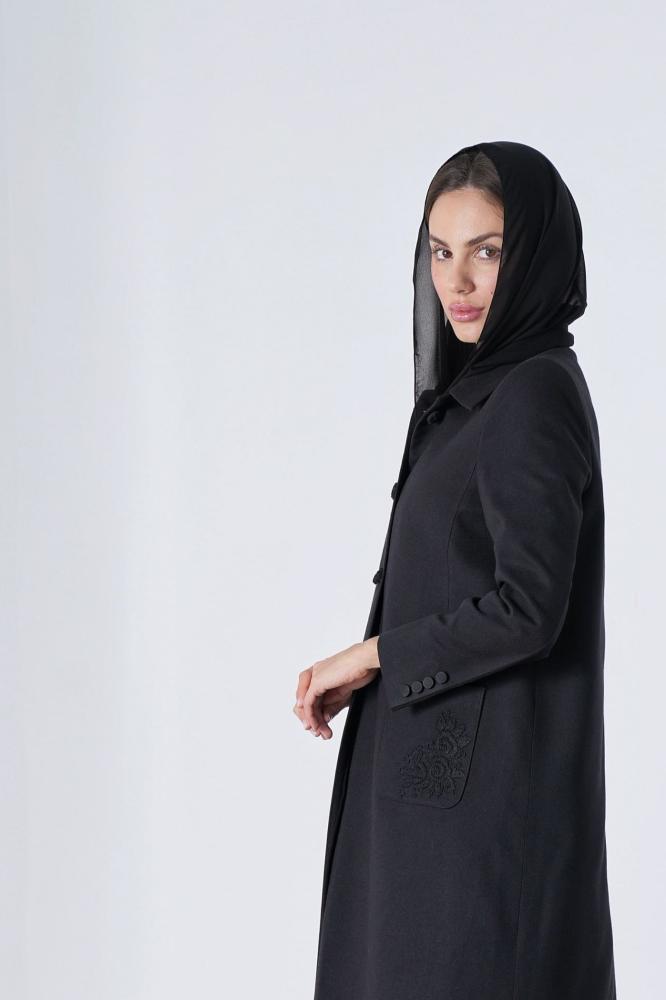 عباية بليزر جوخ فاخر بجيوب أمامية مطرزة يدوياً - أسود.