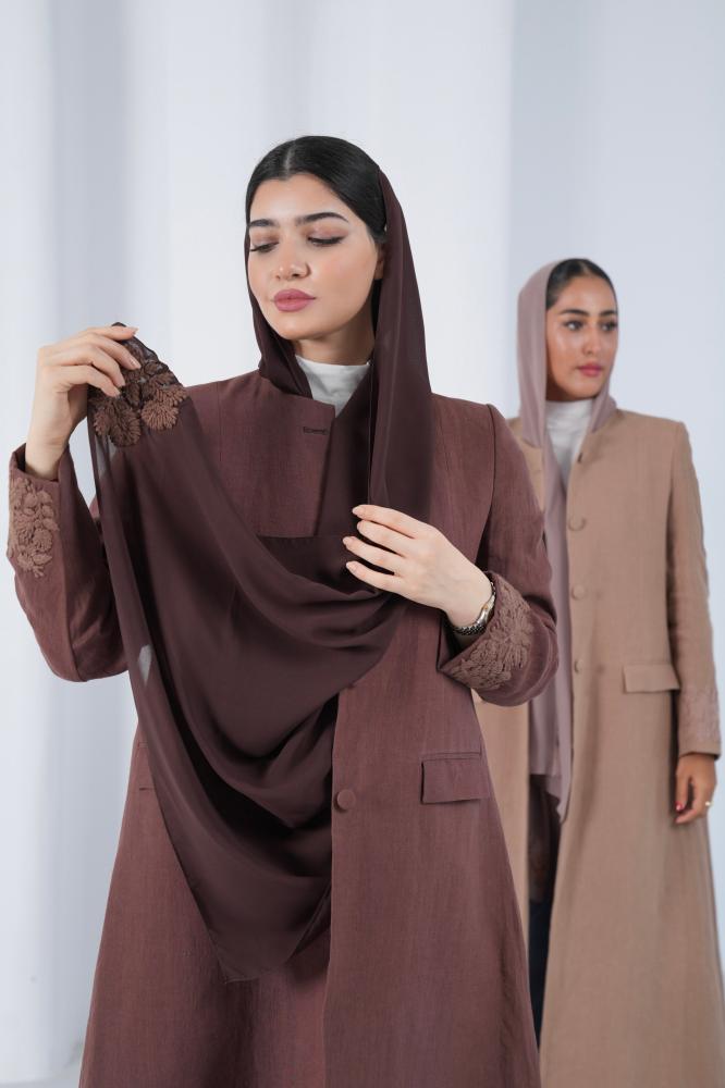 جاهز - عباية بليزر لينن طبيعي بحياكة يدوية على الأكمام والطرحة - عودي