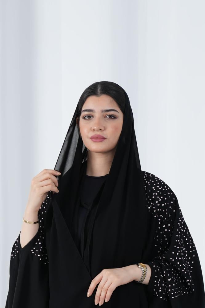عباية سهرة بشت كريب أسود بكريستال زهري مثنور على الاكتاف.