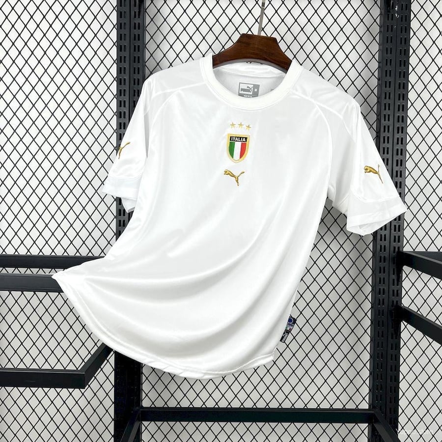 طقم منتخب ايطاليا موسم 2004 ابيض