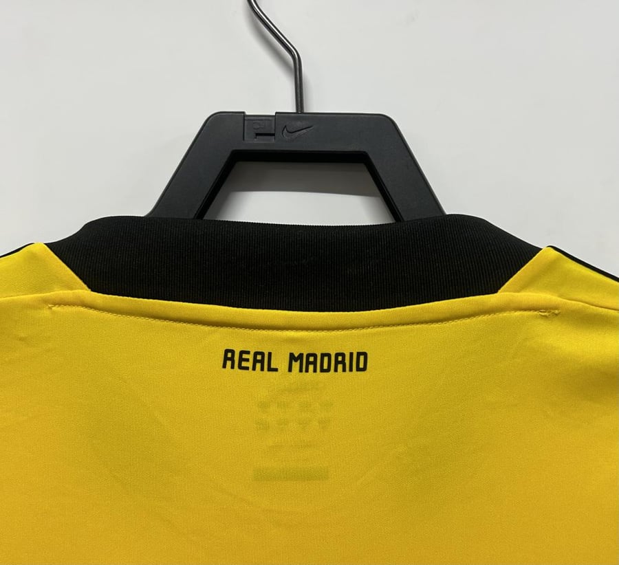 Real Madrid kit for the 2011-2012 season, goalkeeper yellow