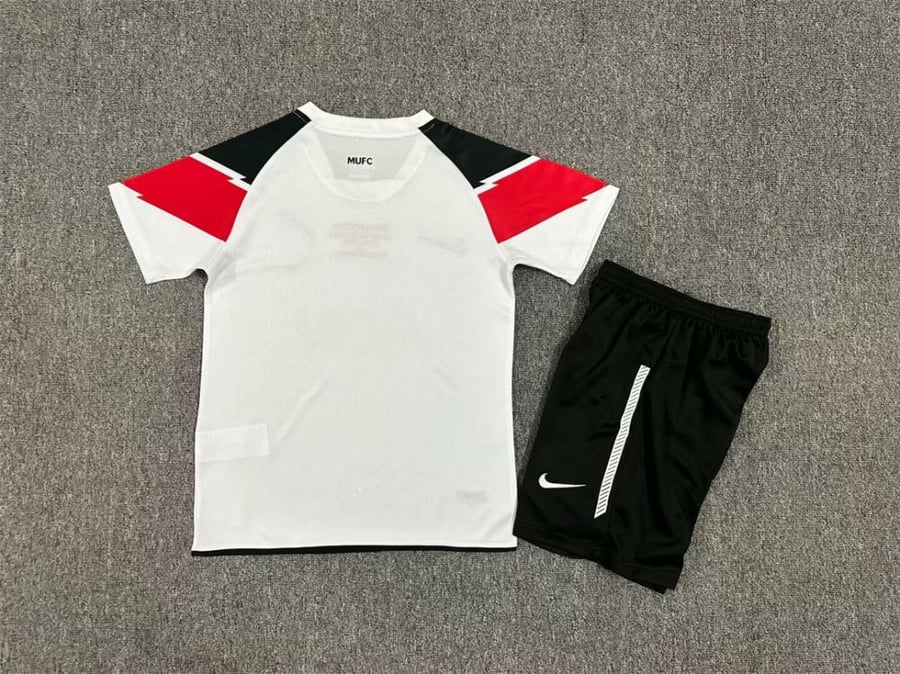 Manchester United set for the 2010-2011 season, children (white)