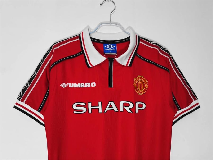 Manchester United team 1998-1999 season red