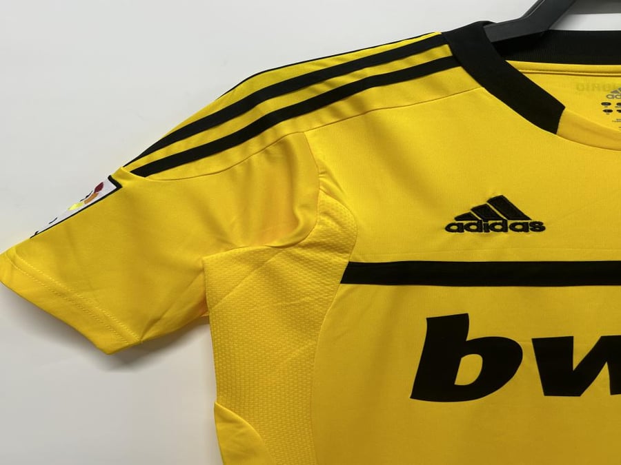Real Madrid kit for the 2011-2012 season, goalkeeper yellow