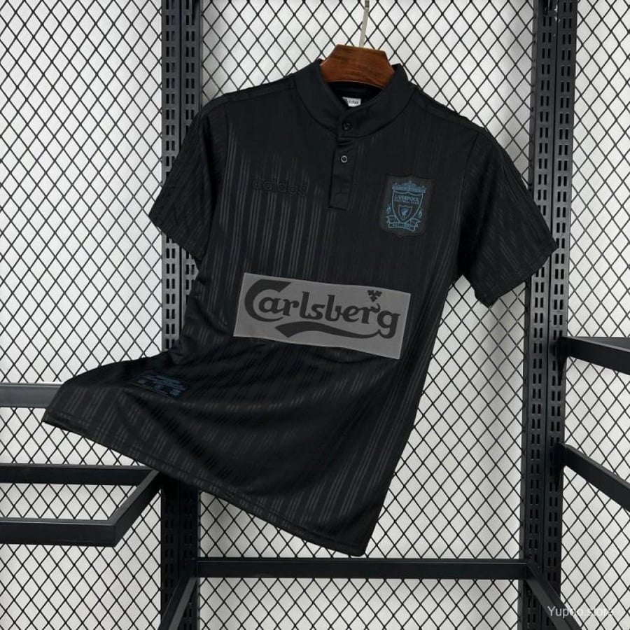 طقم ليفربول موسم 1995-1996 اسود