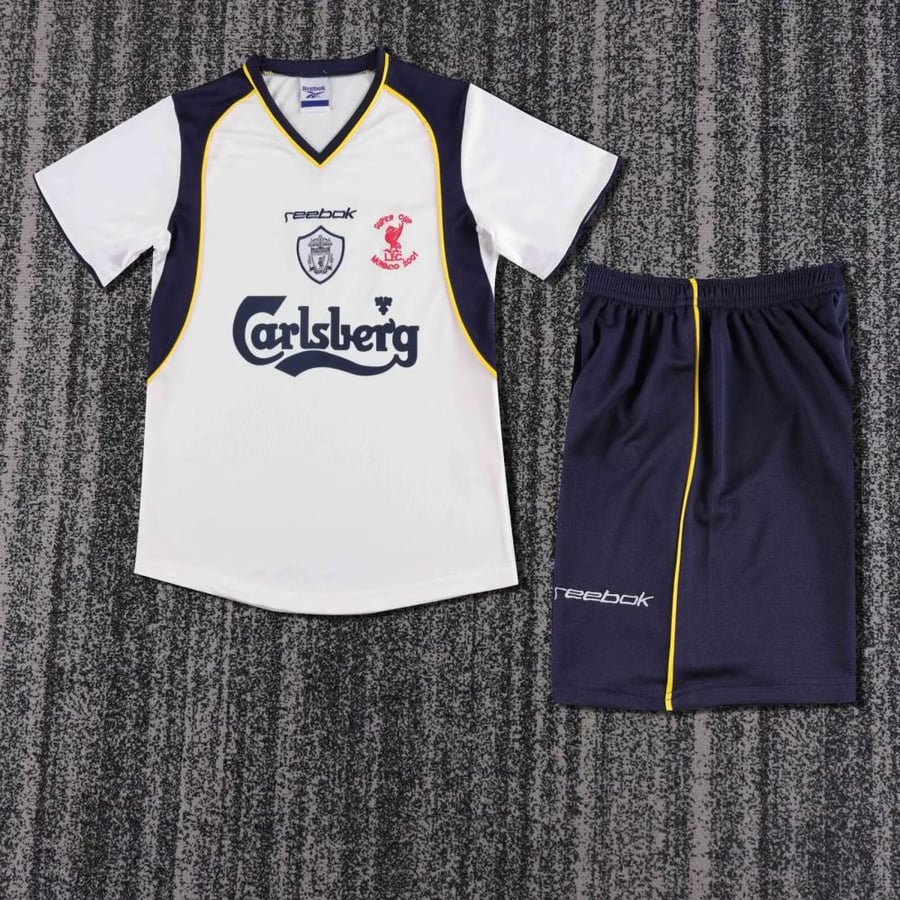طقم ليفربول موسم 2001-2002 اطفال