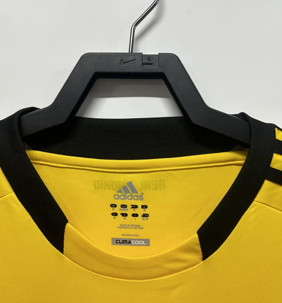 Real Madrid kit for the 2011-2012 season, goalkeeper yellow