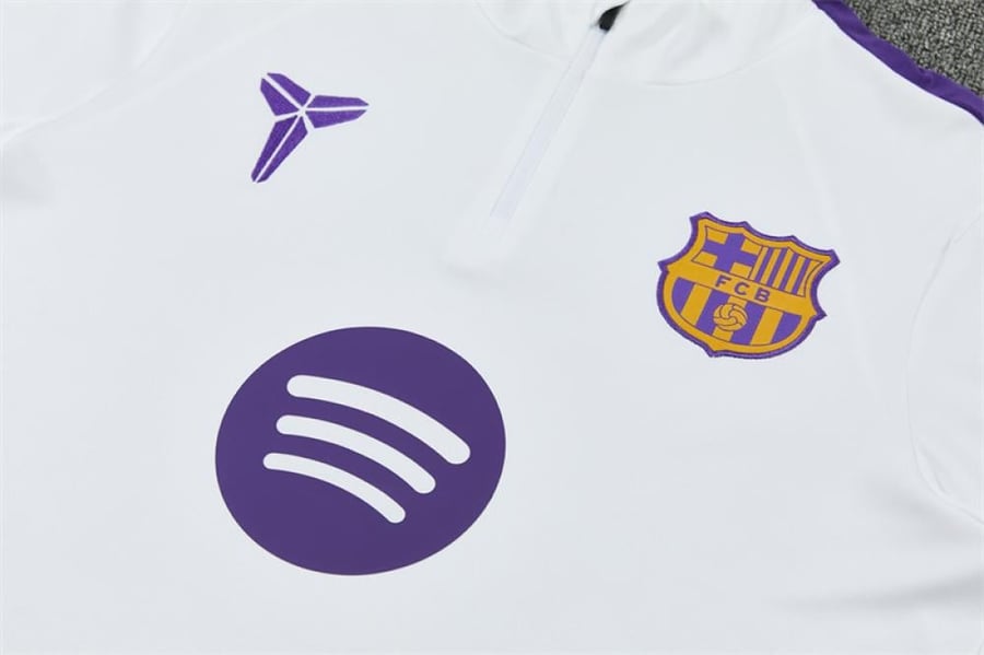 طقم تدريب شتوي برشلونة 2026-2027 ابيض