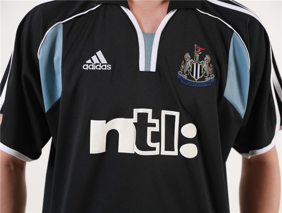 Newcastle United kit for the 2000-2001 season, black