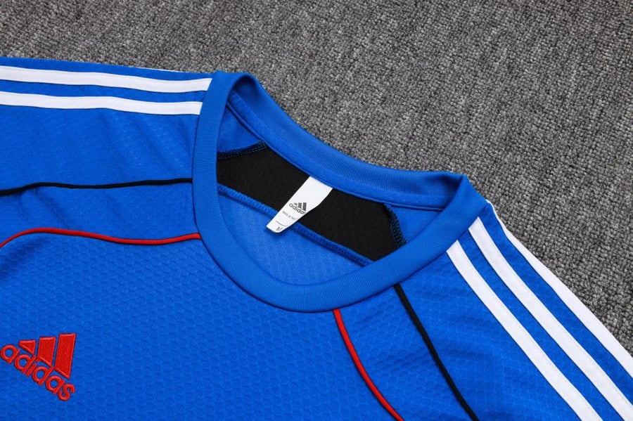 Manchester United 2025-2026 summer training set blue