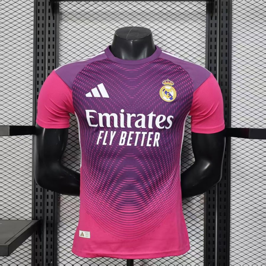 طقم ريال مدريد نسخة خاصة  2025-2026 وردي.