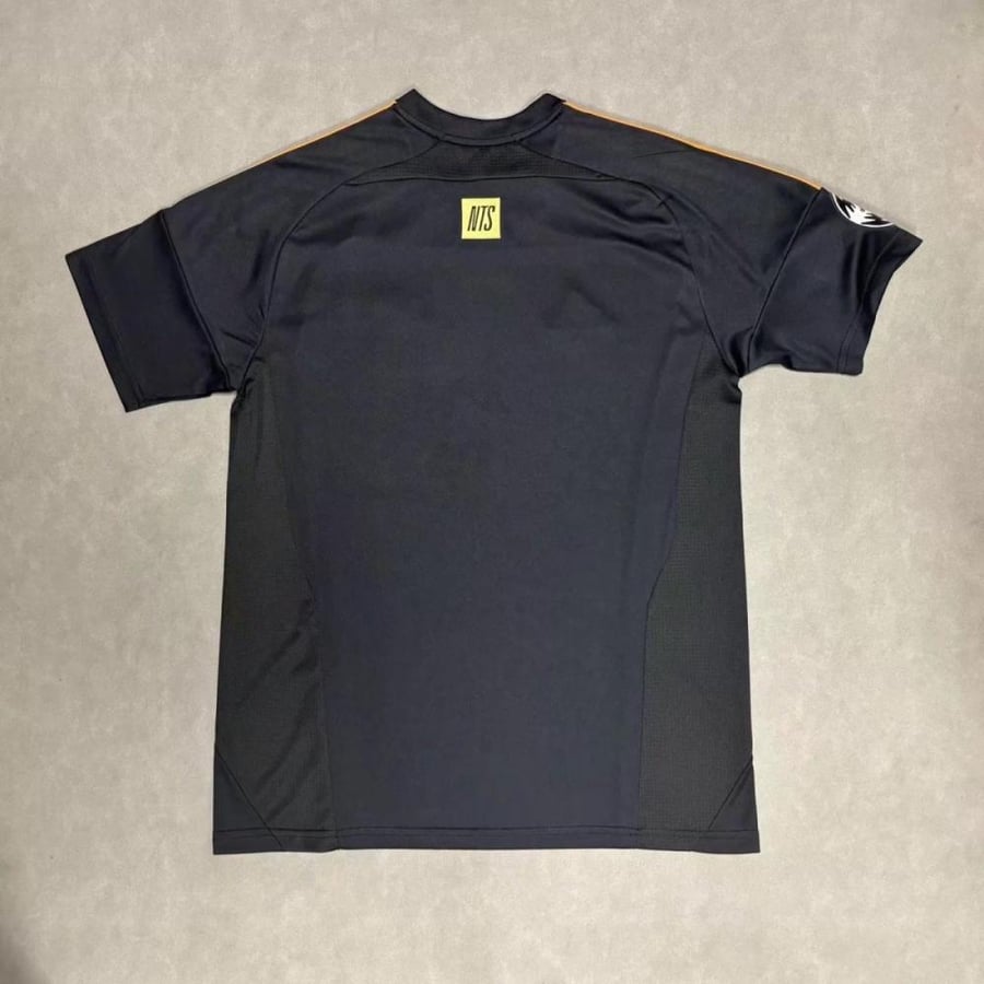 Arsenal T-shirt before the match 2025-2026