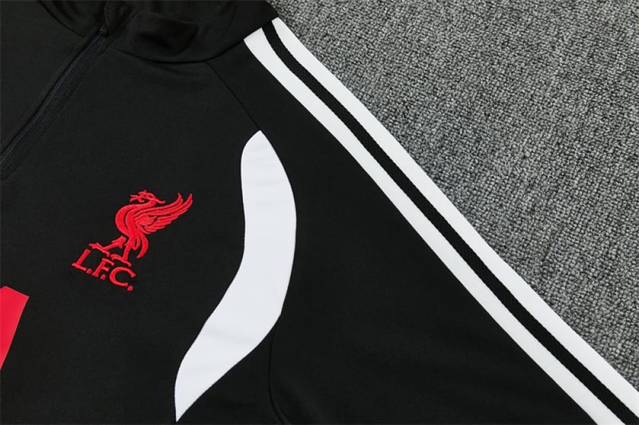 طقم تدريب شتوي ليفربول 2026-2027 اسود