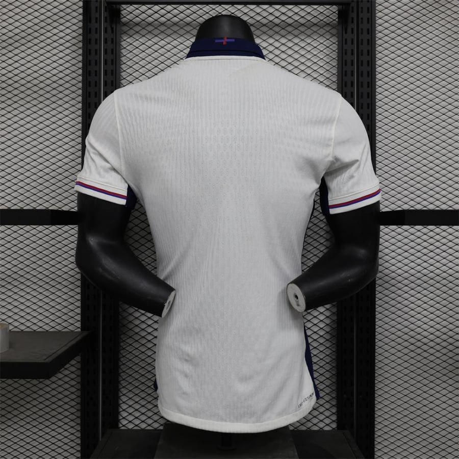 طقم منتخب انجلترا الاساسي 2024-2025