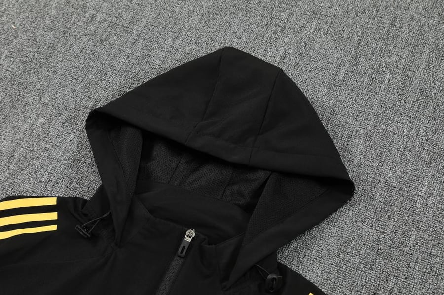 Manchester United 2025-2026 winter training set, black jacket and cap