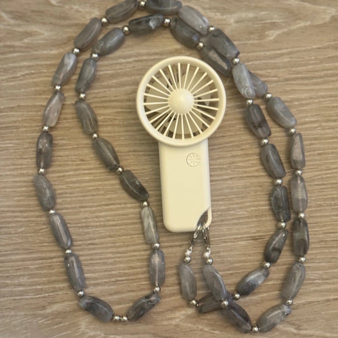 سلسال رمادي ومروحه بيضاء