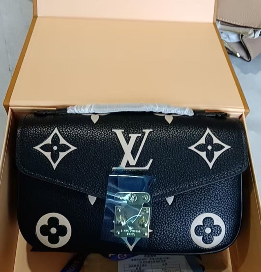 Louis Vuitton bag (golden black)
