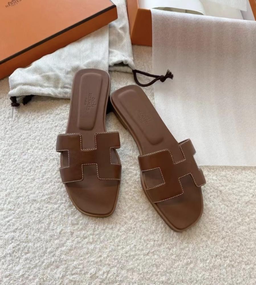 سليبر ايرمز - بني مخطط ابيض  Slippers Hermes