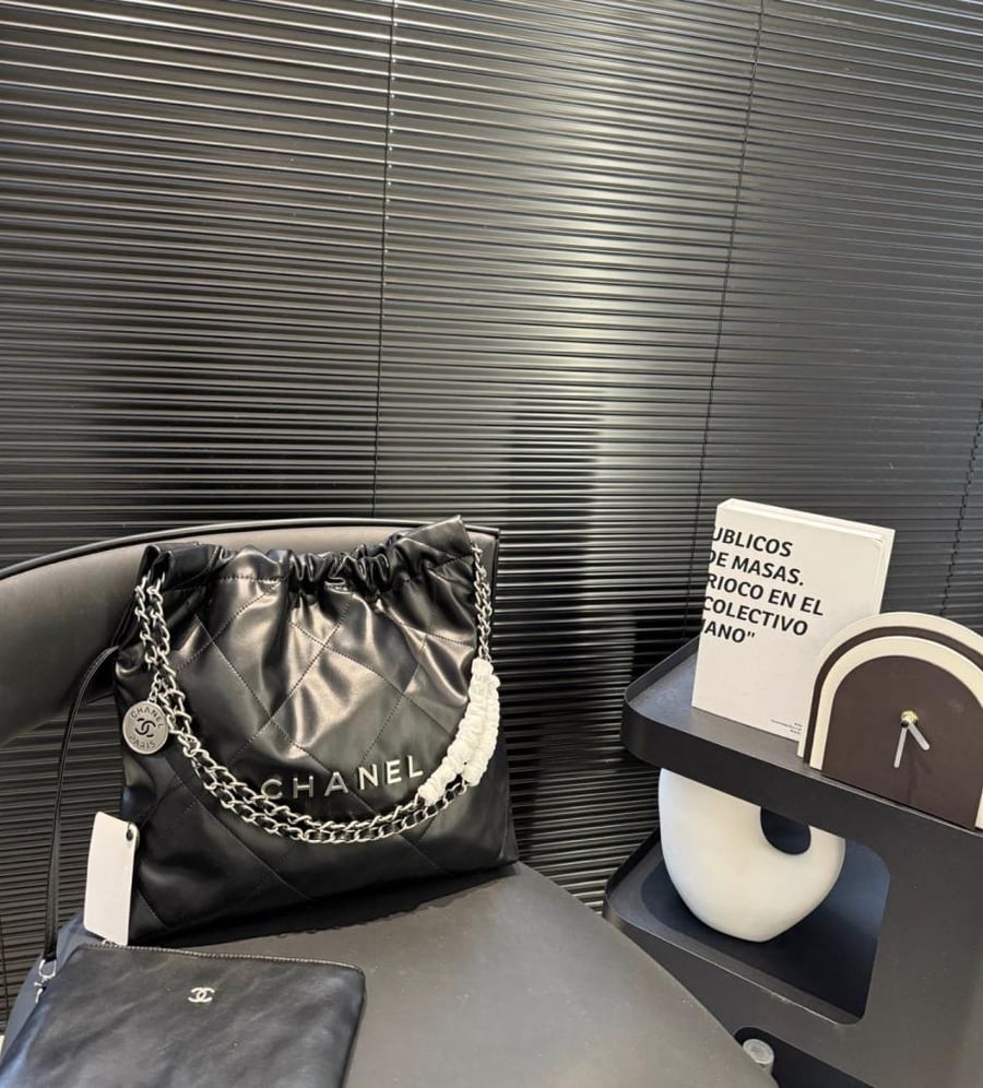 حقيبة CHANEL 22 لوقو فضي