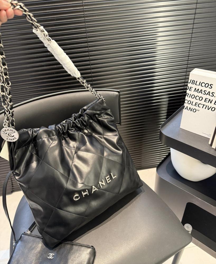 حقيبة CHANEL 22 لوقو فضي