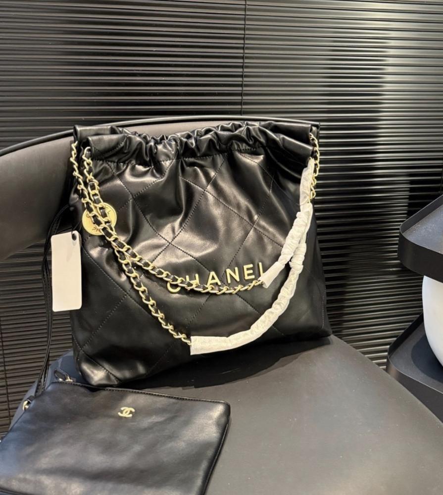 حقيبة CHANEL 22 لوقو ذهبي