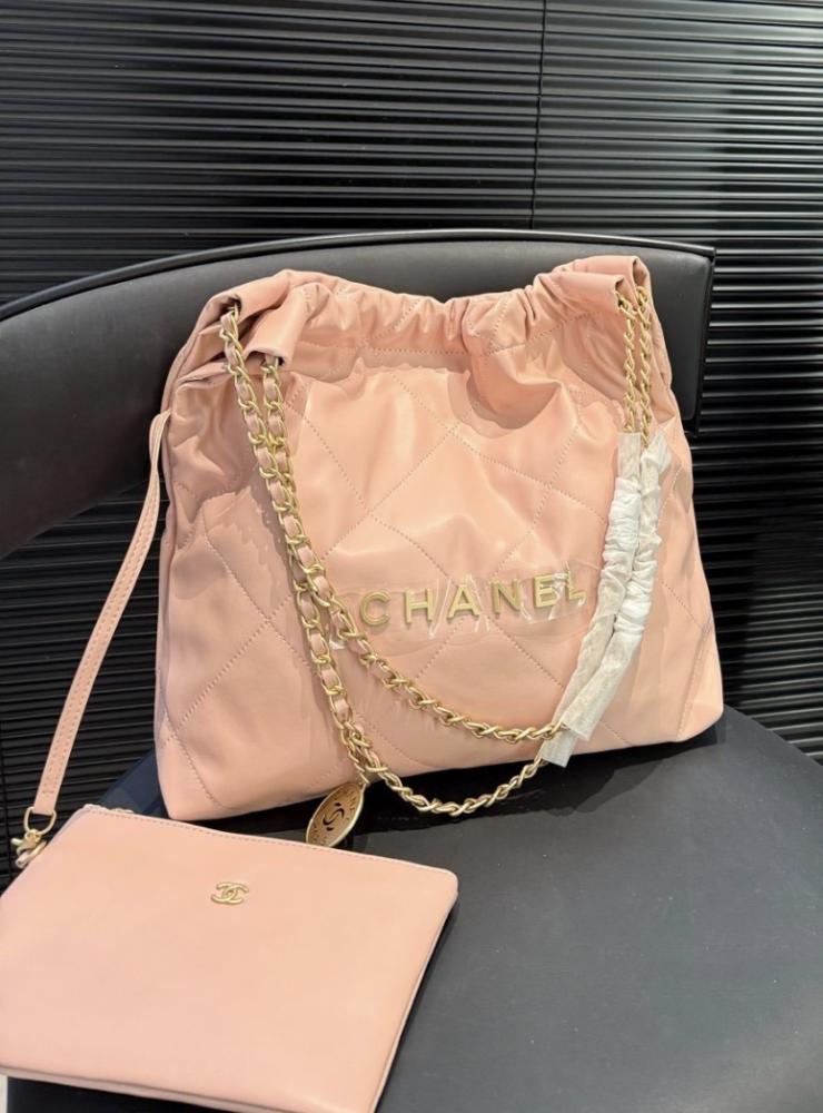 حقيبة CHANEL 22 لوقو ذهبي