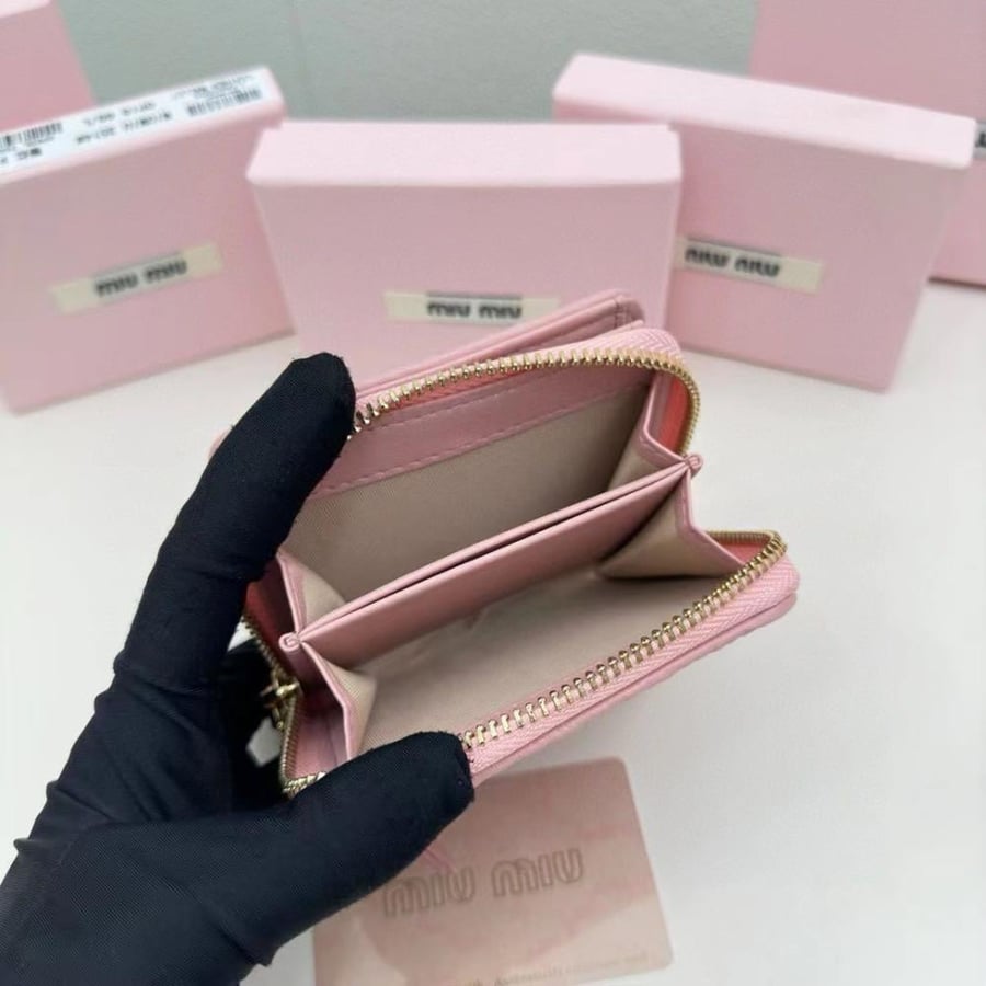 MIU MIU ( وردي )