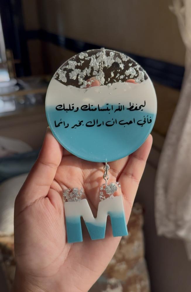 تعليقة سيارة بلون مميز