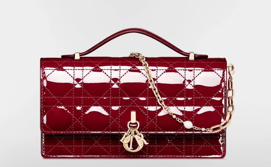 تسليم فوريMy dior bag red shiny
