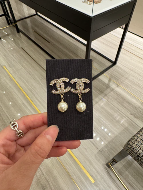 Chanel pearl earring