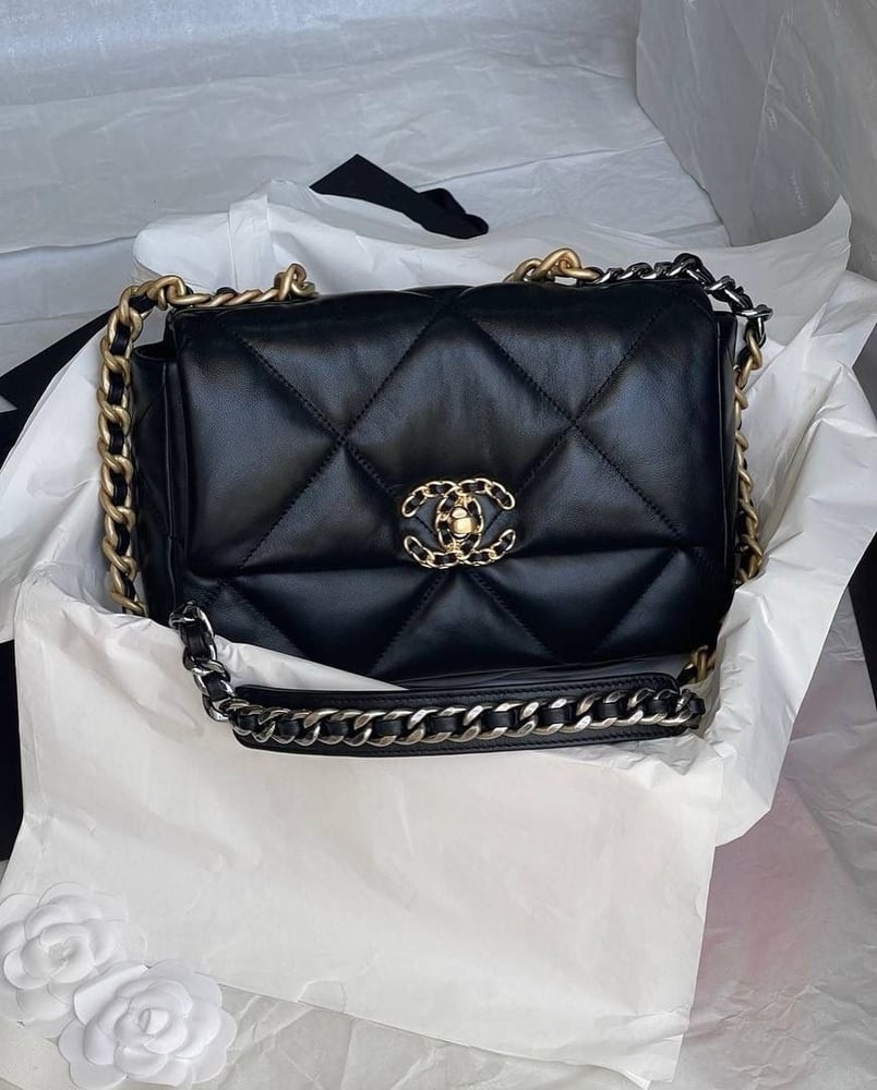 Chanel c19 medium تسليم فوري