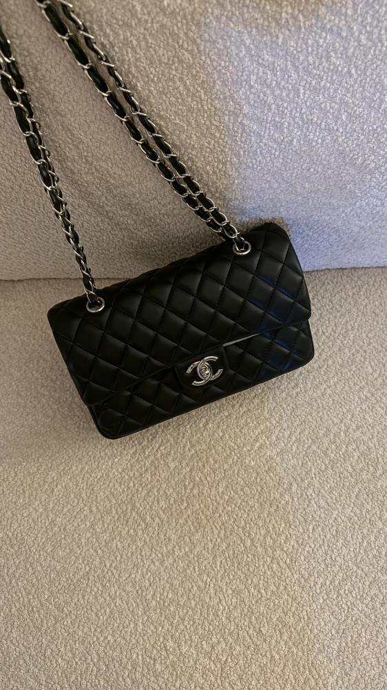 شنطه اسود مع فضي