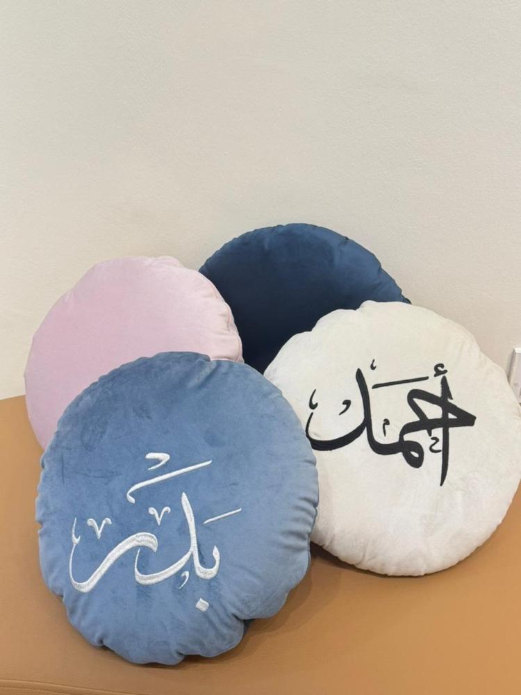 مخدات مطرزة اللون الازرق الفاتح