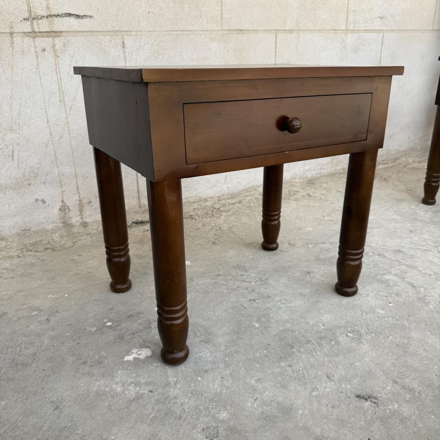 طاولة جانبية