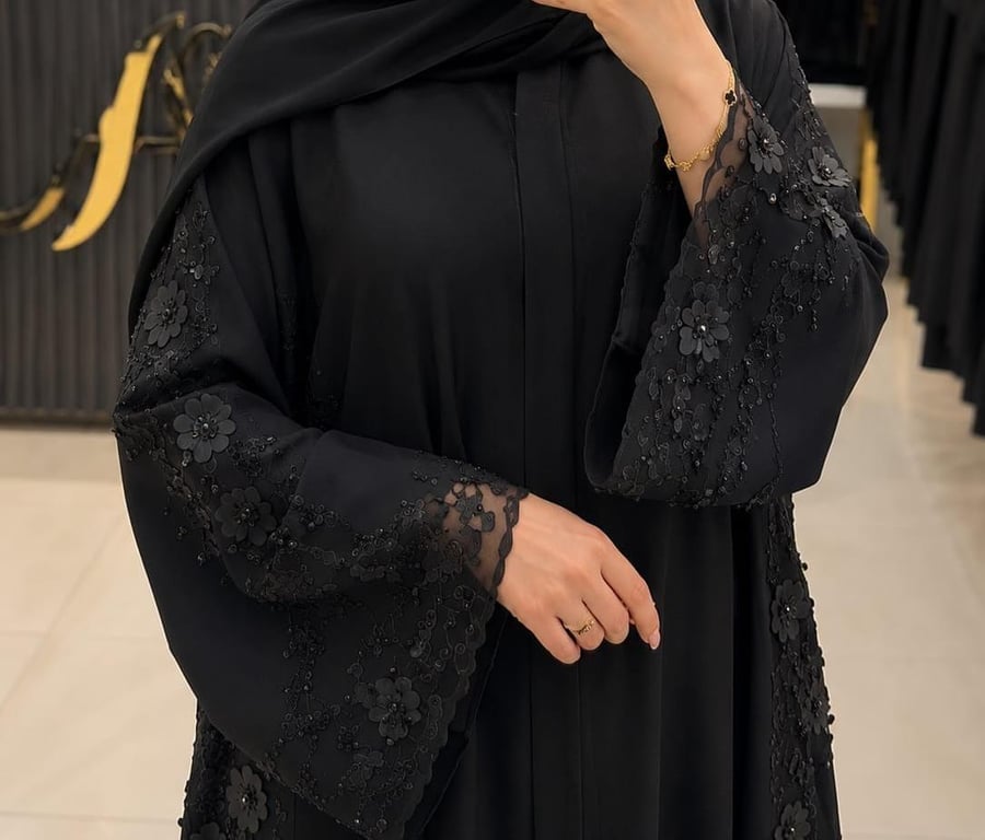 عباية بتفاصيل الأزهار ثلاثية الأبعاد