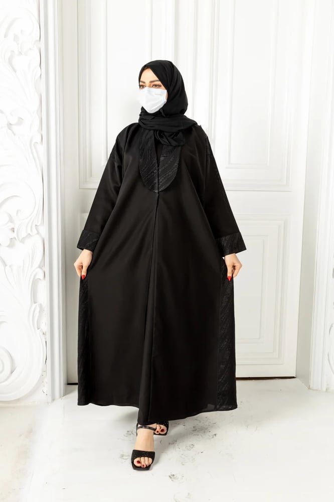 عباية بياقة مشجرة