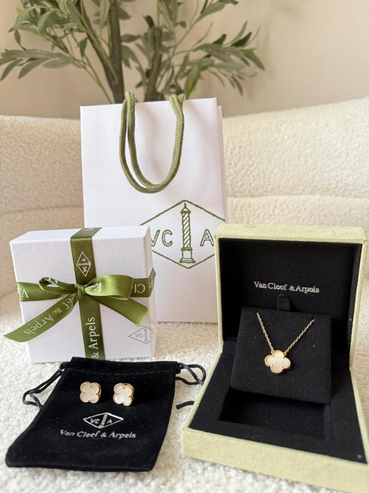 Necklace and earrings set