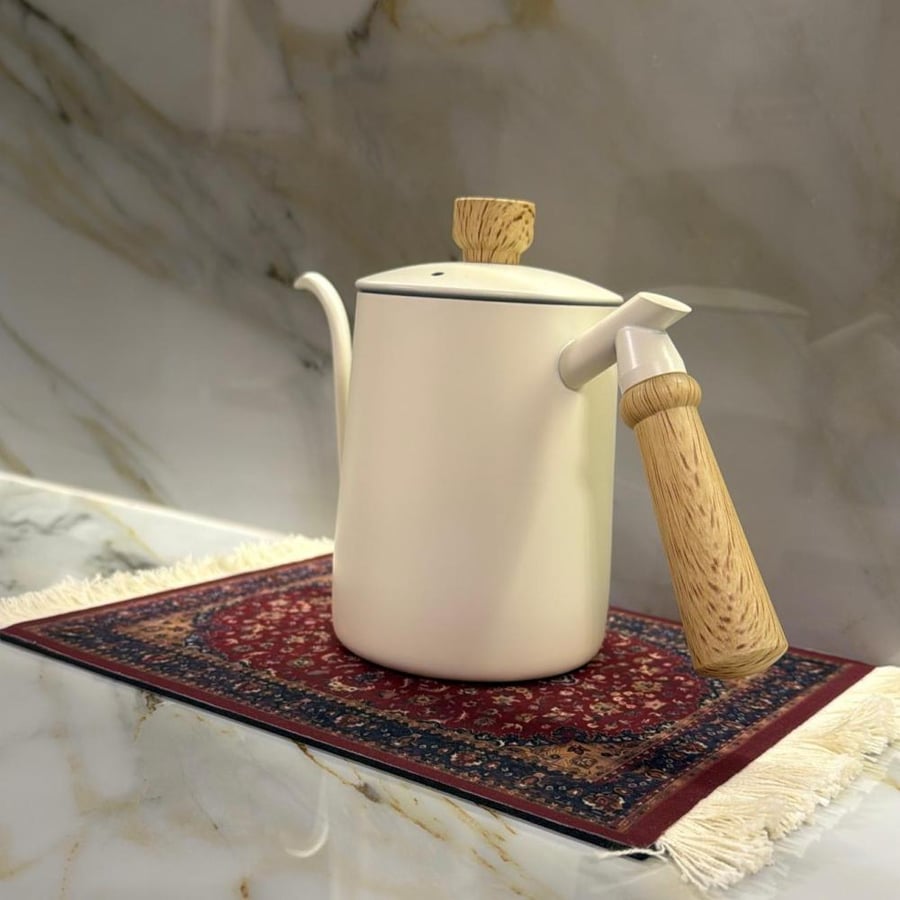 ابريق ماء خشبي