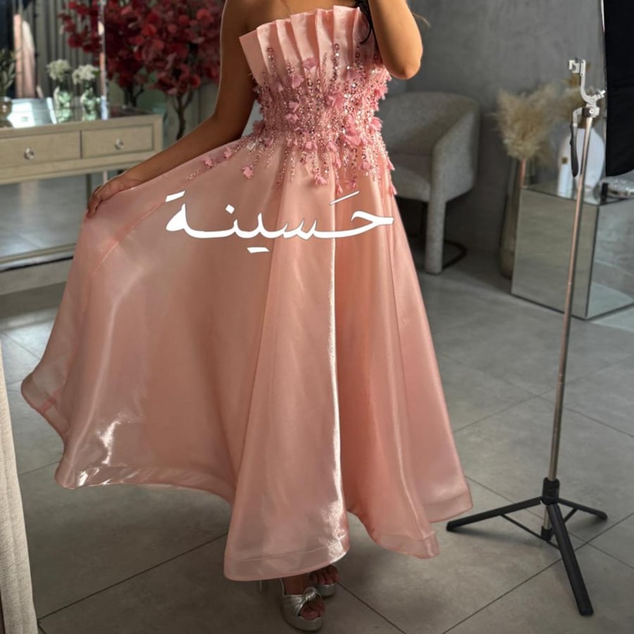 فستان وردي مكسر بتطريز ناعم ثلاثي الأبعاد