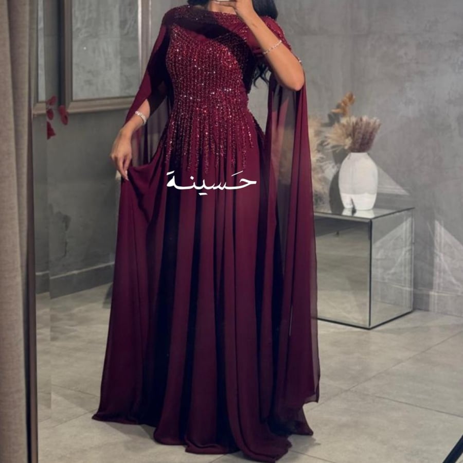 فستان كاب بلون خمري وتطريز لامع