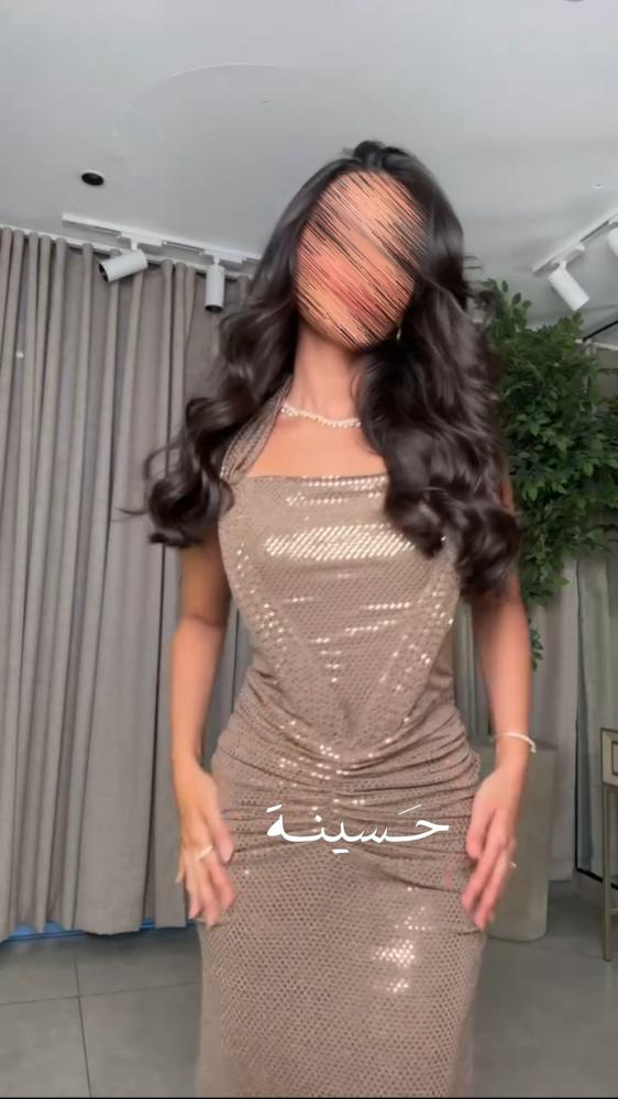 فستان بني مطرّز بقصة ضيّقة وانسيابية