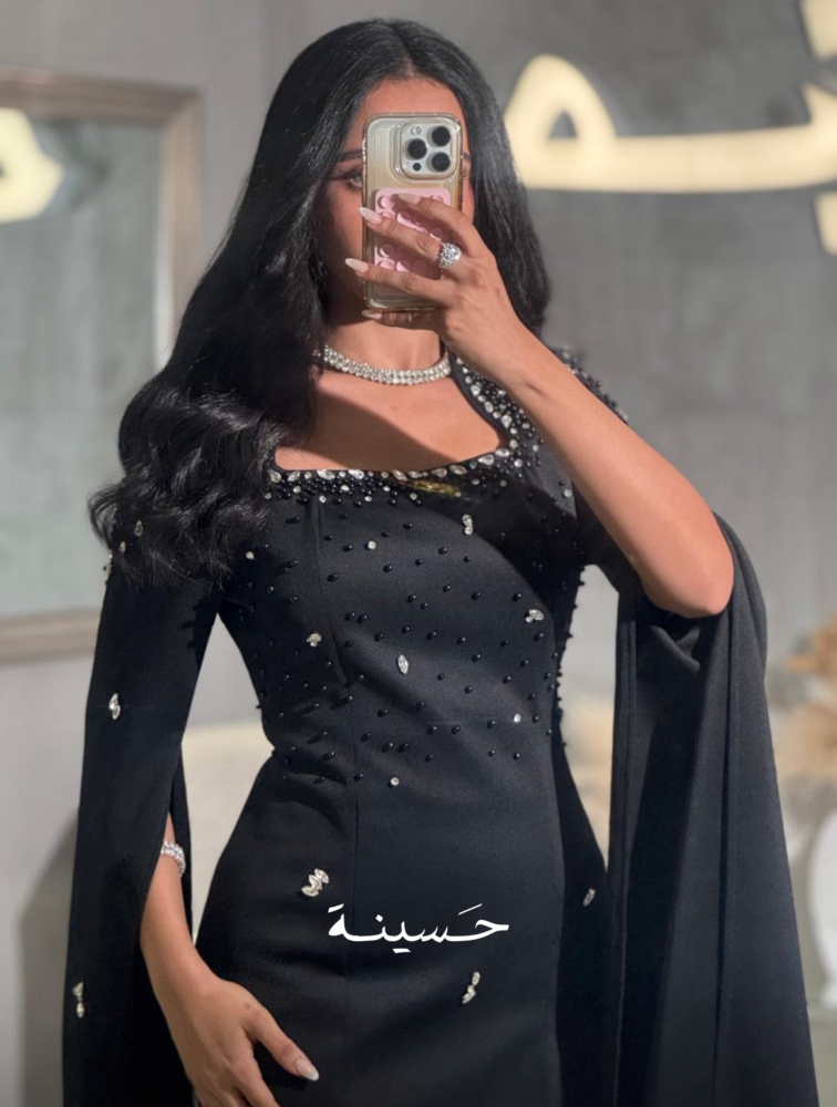 فستان مستقيم بياقة ناعمة وتطريز خفيف