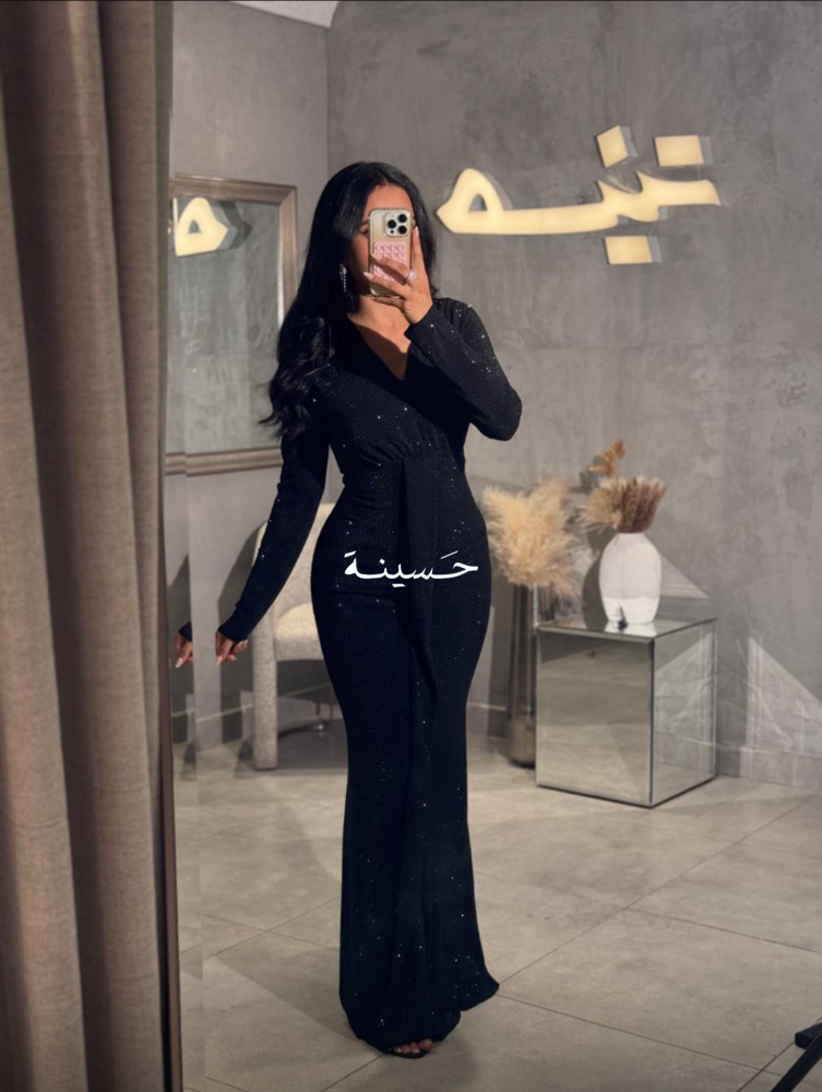 فستان أسود طويل بلمعة ناعمة