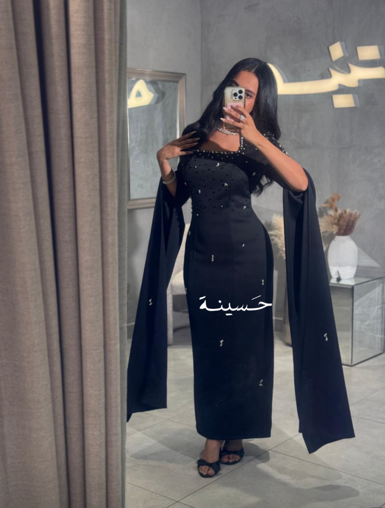 فستان مستقيم بياقة ناعمة وتطريز خفيف