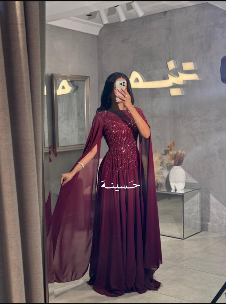 فستان كاب بلون خمري وتطريز لامع
