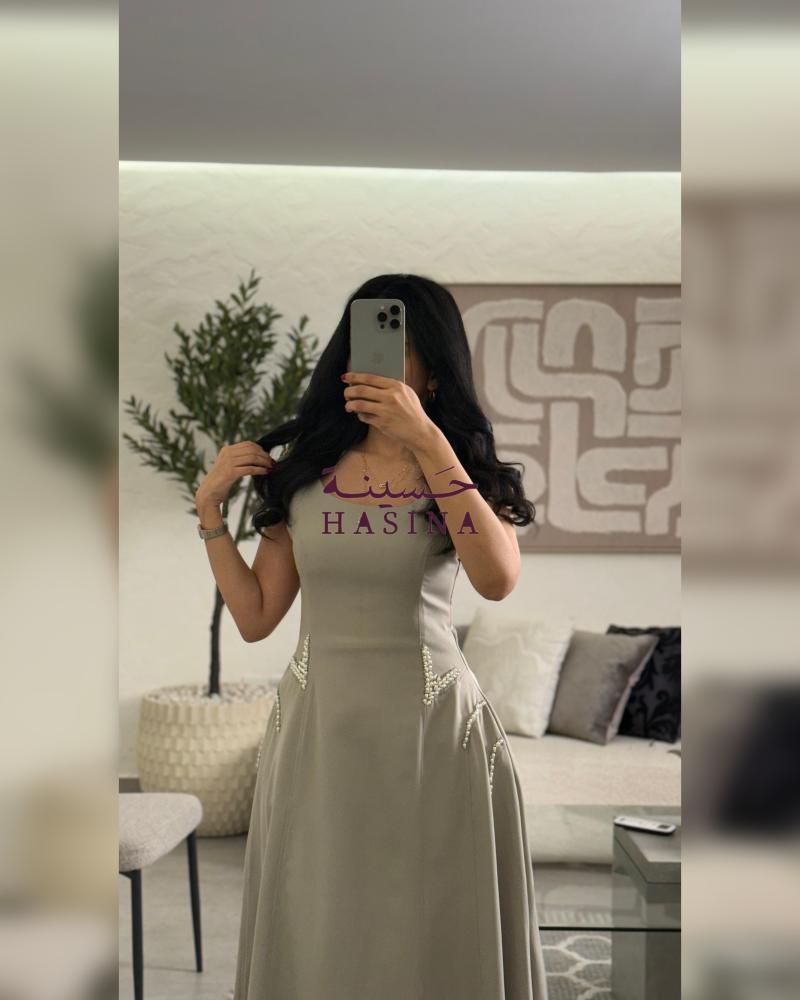فستان توب فضي بتطريز على الورك