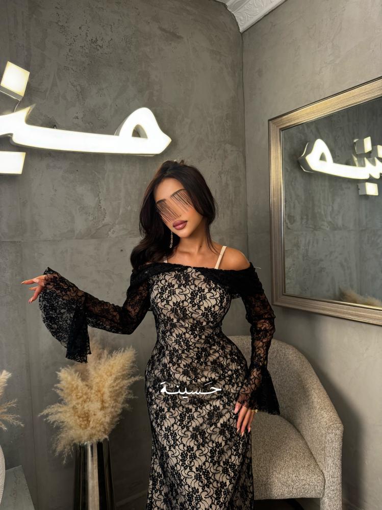فستان بأكمام شفافة وقصة أوف شولدر
